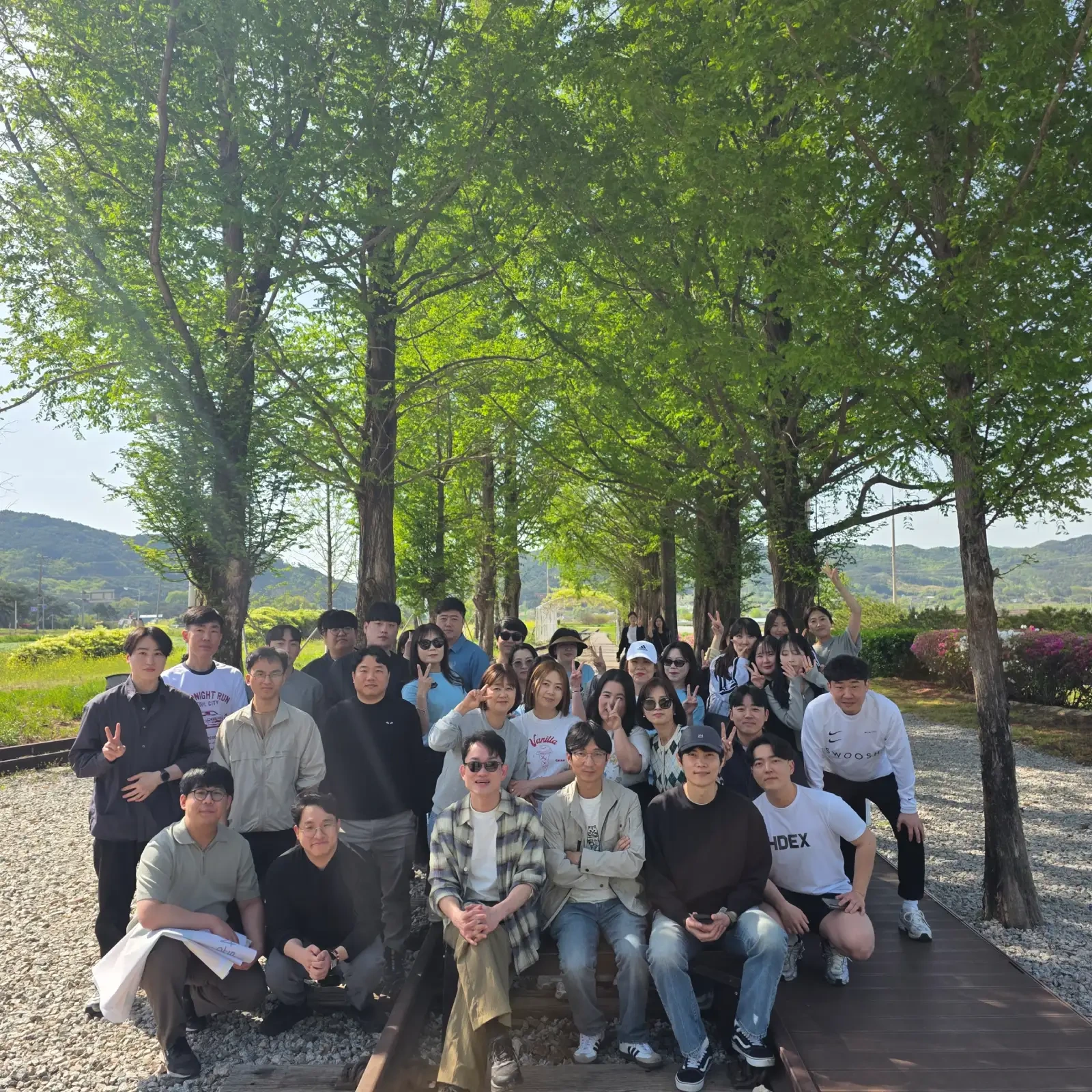 전북특별자치도 남원시 구)서도역에 조성된 공원에서 촬영한 직원 단체사진