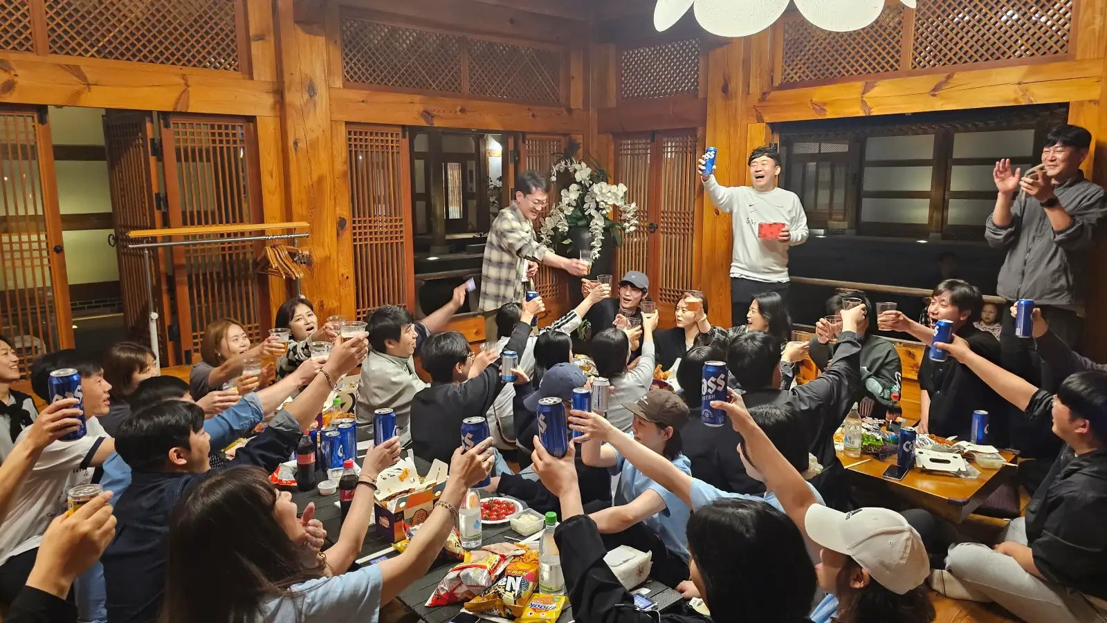 남원예촌 숙소에서 건배를 하는 직원들의 모습