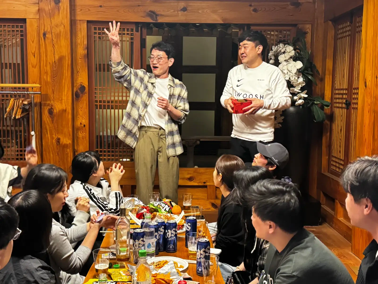 경품 추첨을 진행하고 있는 김병욱 대표원장과 발표를 듣고 있는 직원들의 모습