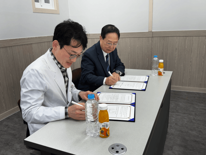 목포신세계병원 김병욱 대표원장과 근로복지공단 순천병원 정재윤 병원장이 진료협약서에 서명하고 있다.