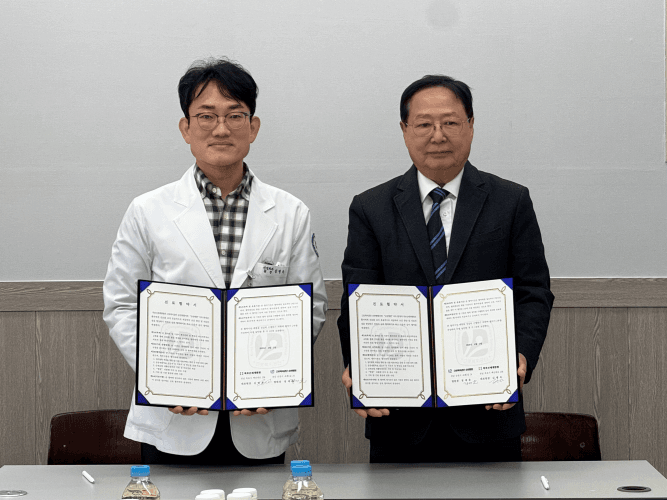 목포신세계병원 김병욱 대표원장과 근로복지공단 순천병원 정재윤 병원장이 서명된 진료협약서를 들고 서 있다.