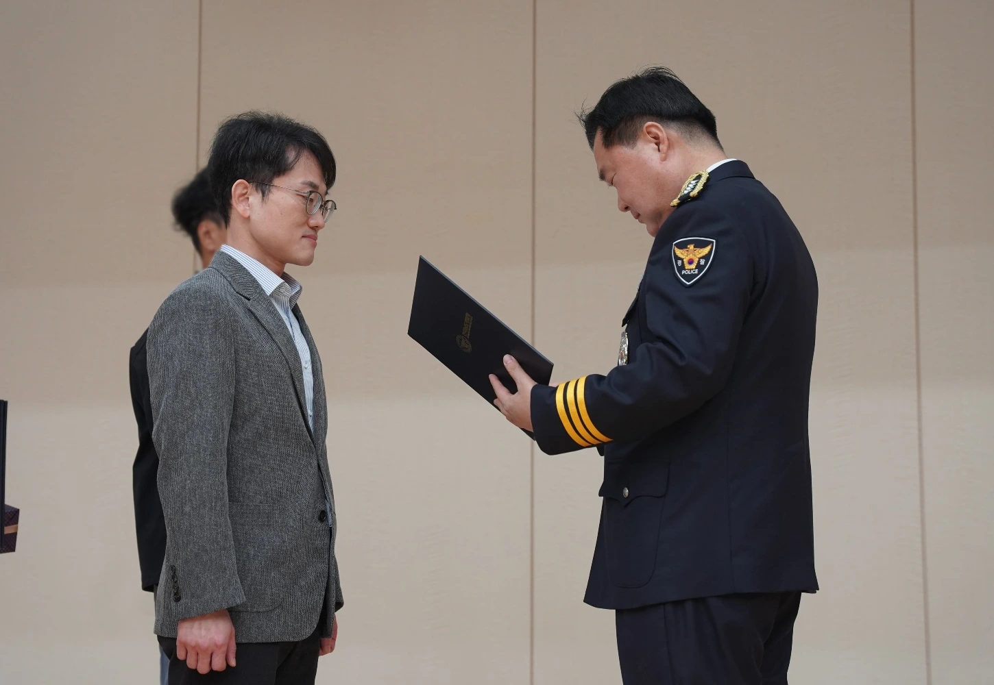 김병욱 원장이 전남경찰청장으로부터 감사장을 수여받고 있다.