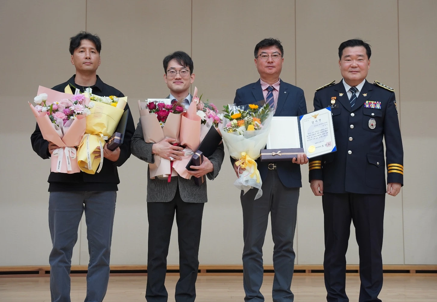 김병욱 원장을 비롯한 감사장 수여자들이 전남경찰청장과 함께 기념촬영을 하고 있다.