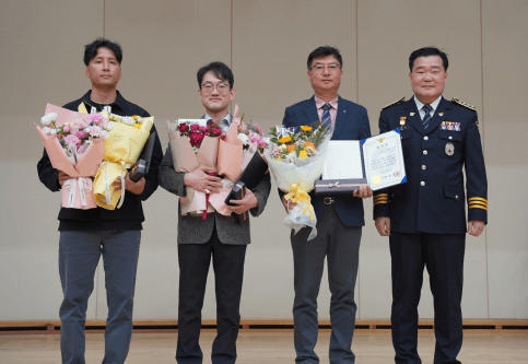 김병욱 원장을 비롯한 감사장 수여자들이 전남경찰청장과 함께 기념촬영을 하고 있다.