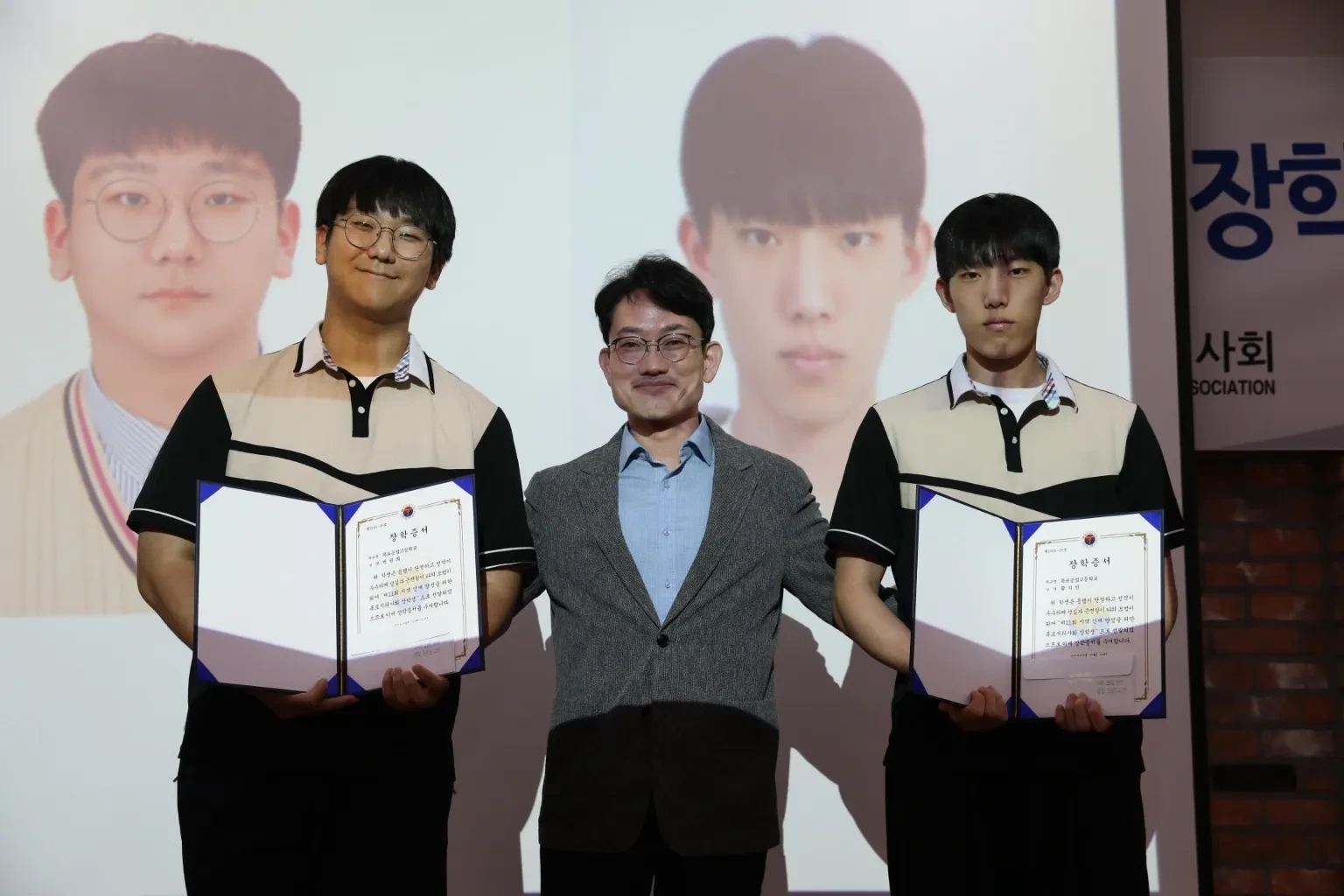 목포신세계병원 김병욱 원장이 지역 고교생들과 함께 장학금 전달식에서 기념촬영을 하고 있다.