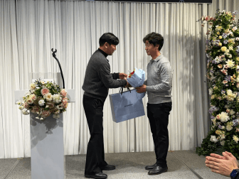 행정부장이 신경외과 채기환 대표원장에게 감사상을 전달하는 모습