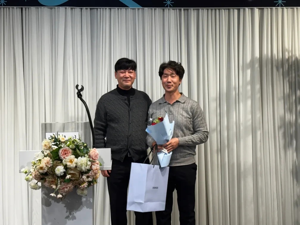 행정부장이 신경외과 채기환 대표원장과 기념촬영을 하고 있는 모습