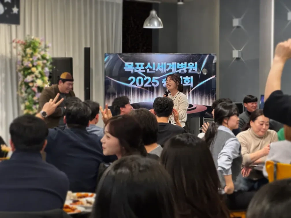 마취과 황미하 원장이 경품 추첨을 진행하고 있는 모습