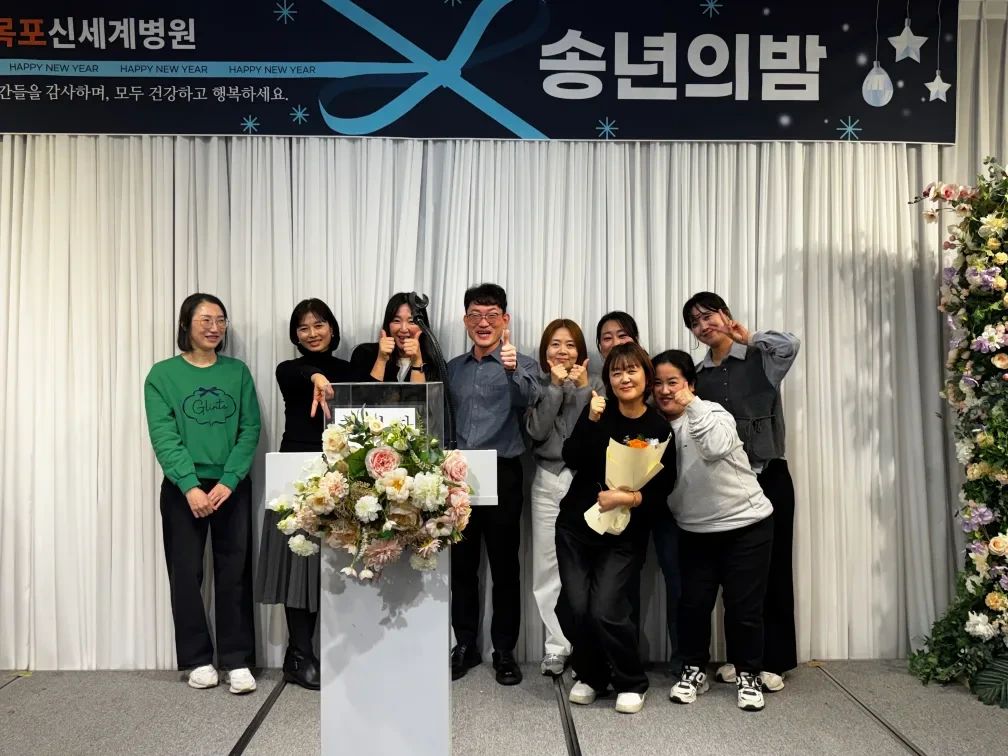 신경외과 김병욱 원장이 우수직원상에 수상한 외래 간호사들과 기념촬영을 하고 있는 모습