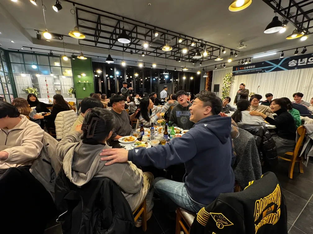 수술실 간호사들이 레크리에이션을 즐기고 있는 다른 모습