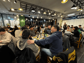 수술실 간호사들이 레크리에이션을 즐기고 있는 다른 모습