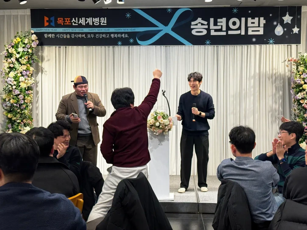 영상의학과 유중헌 원장이 경품 추첨을 진행하고 있는 모습