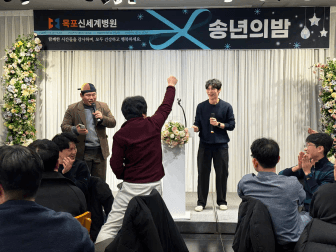 영상의학과 유중헌 원장이 경품 추첨을 진행하고 있는 모습