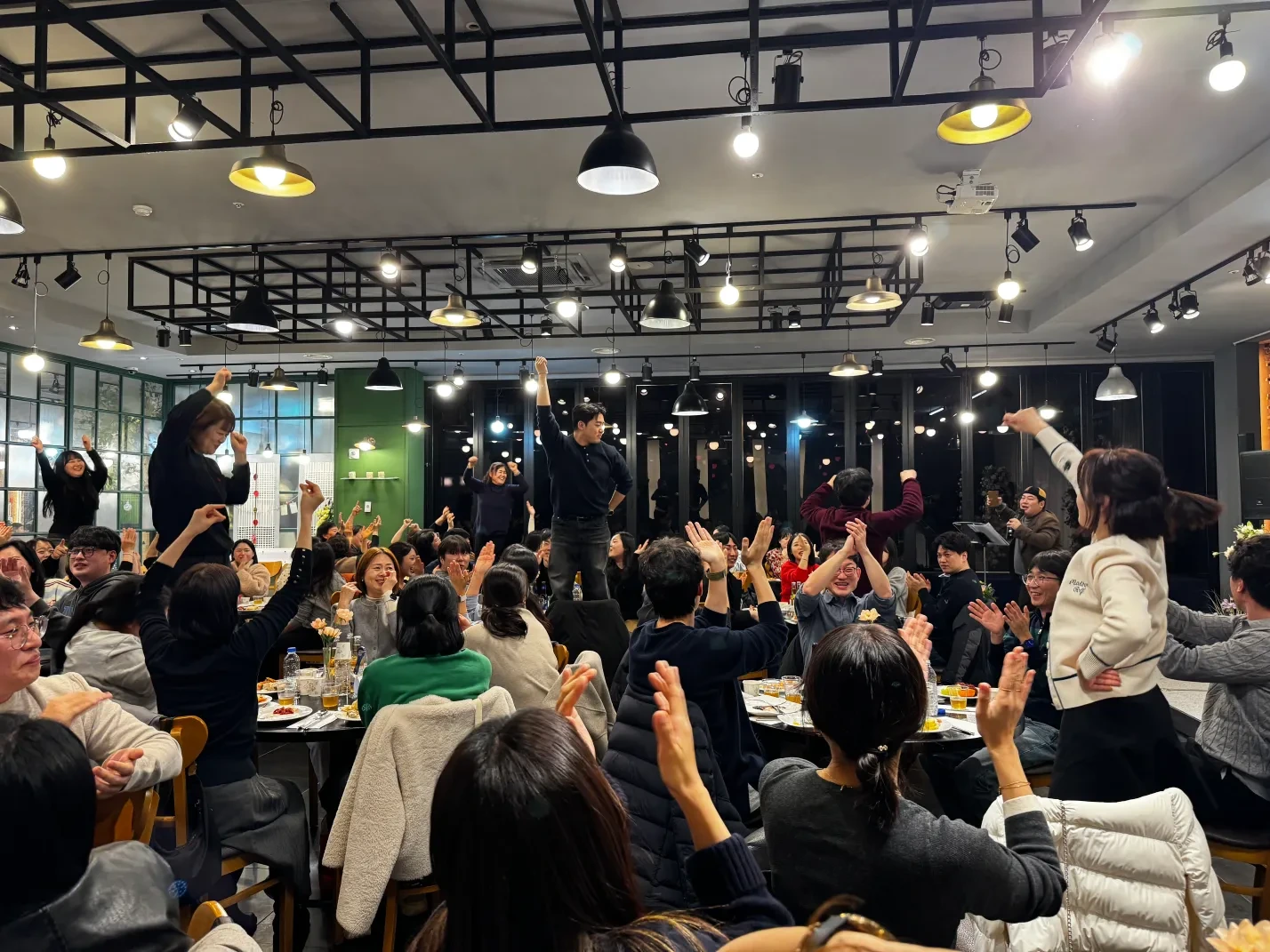 각 테이블에서 대표를 뽑아 댄스 공연을 선보이고 있는 모습