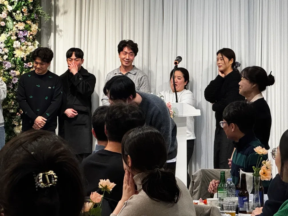 각 테이블에서 선출된 대표가 목소리가 가장 큰 사람을 뽑는 야야야(꽥꽥) 게임을 진행하기 위해 단상 위로 올라온 모습
